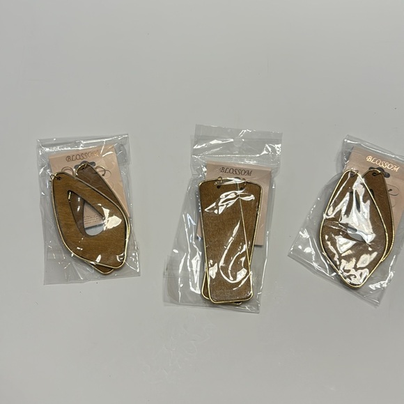 Blossom (Set of 3) Light Brown Earrings Gold trim & New in Package - Picture 11 of 17